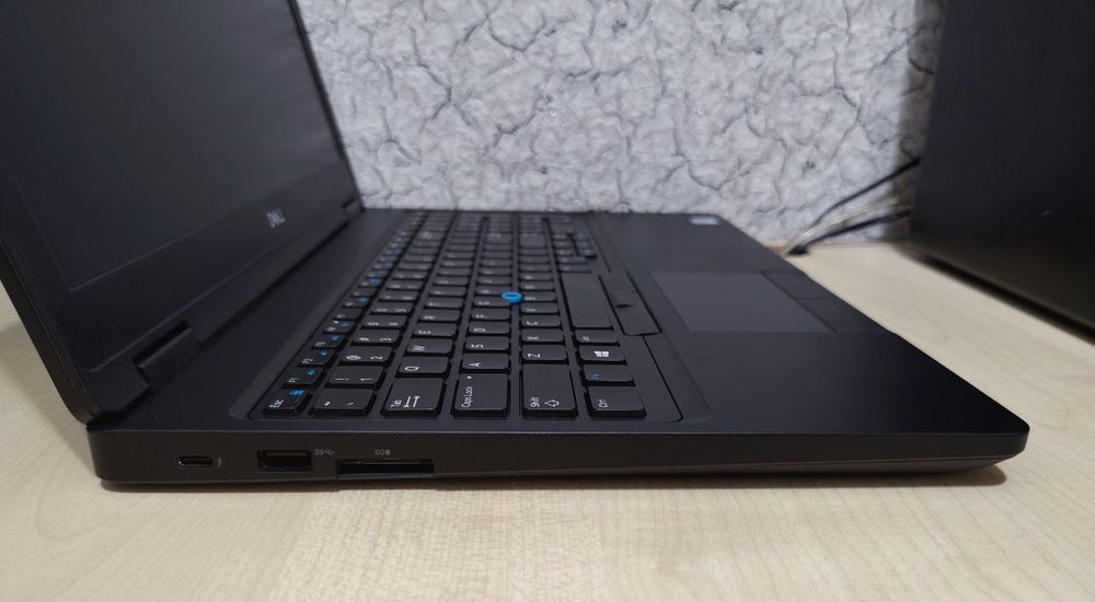 DELL Precision3530 15,6"IPS FHD/i7-8850H/16GB/1TB NVMe/Quadro P600 4GB
