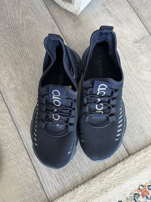 Срочно продам кроссы для мальчиков, размер 36