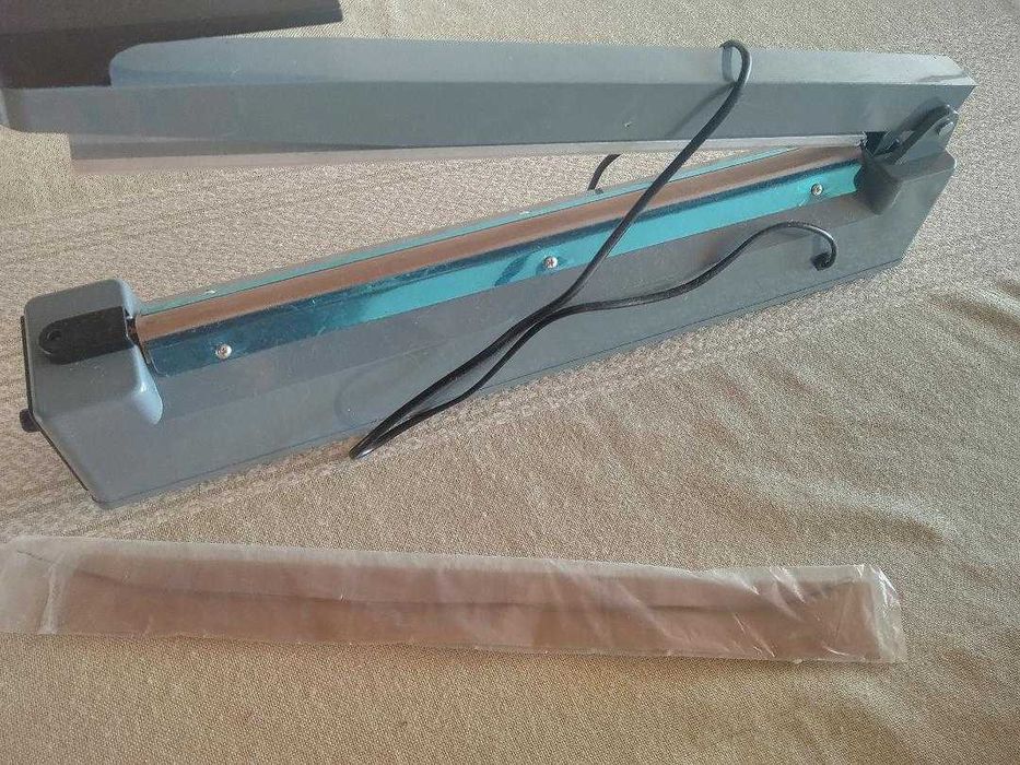 Устройство за залепване и запечатване на торби и пликове