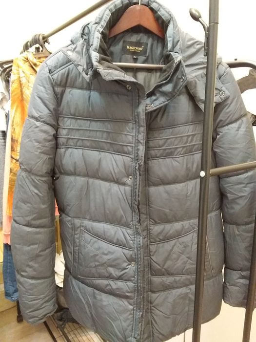 Қалың куртка жасөспірім жігіт балаға