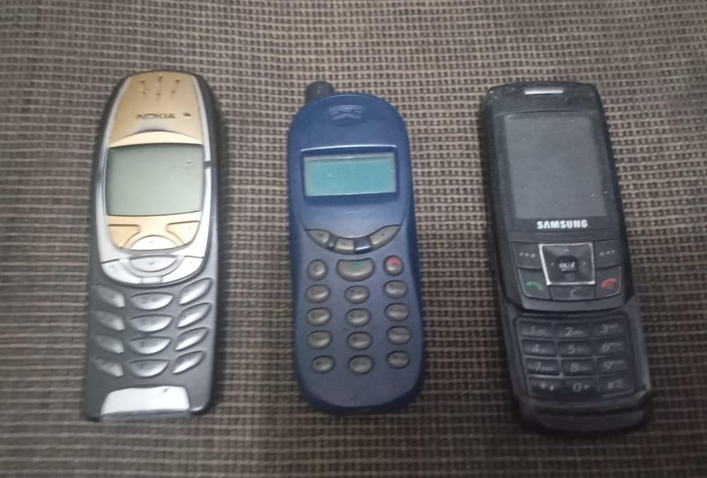 Старые мобильные телефоны