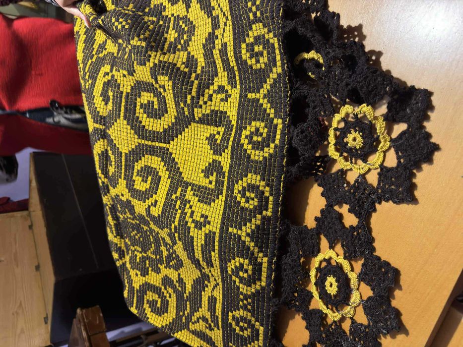 Fete de masa , chindeu si covoare tesute in razboi