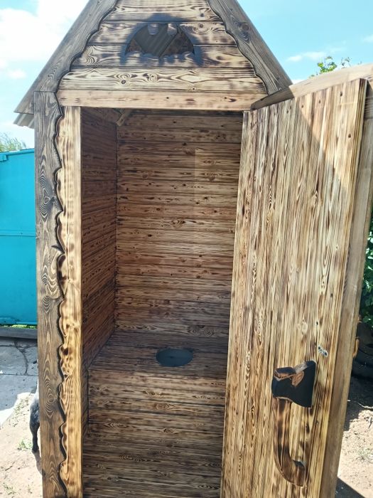 Садовый деревянный туалет