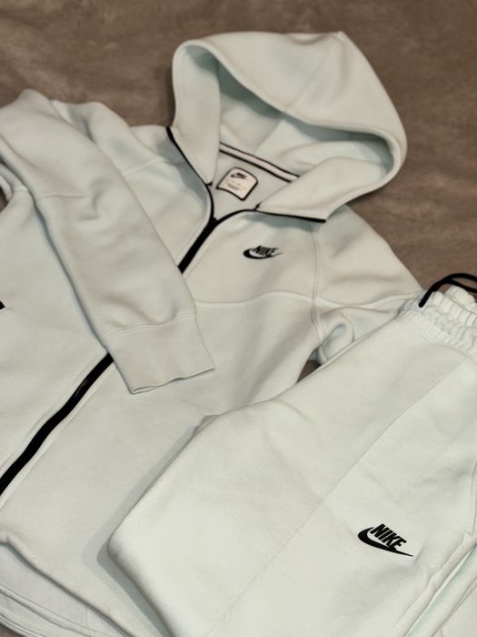 Nike tech fleece woman