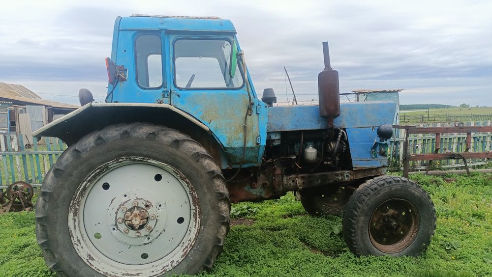 МТЗ 80 трактор .