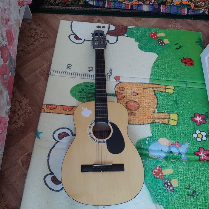 Инструмент гитара  в хорошем состоянии