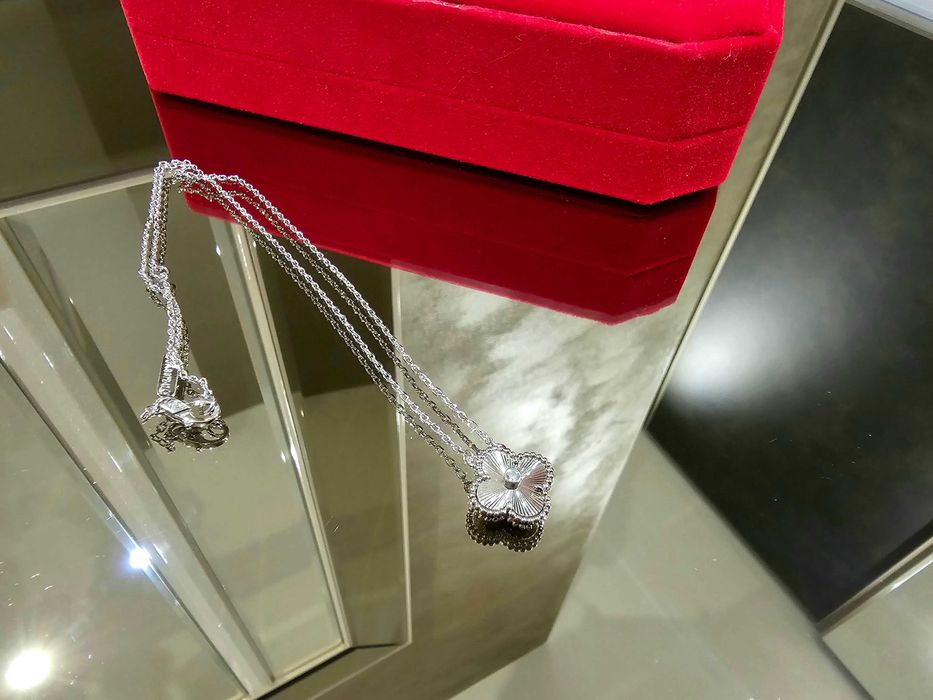 Van Cleef & Arpels VCA Silver Diamond Alhambra Clover Дамско Колие