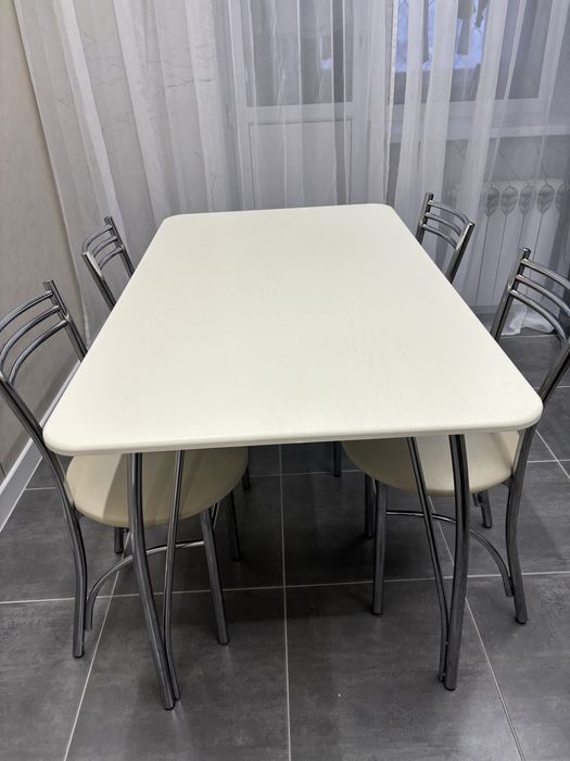 Кухонный стол со стульями