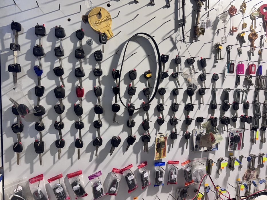 ПРОДАВА СЕ Напълно Оборудван Ключарски Бизнес - Готов за Работа!