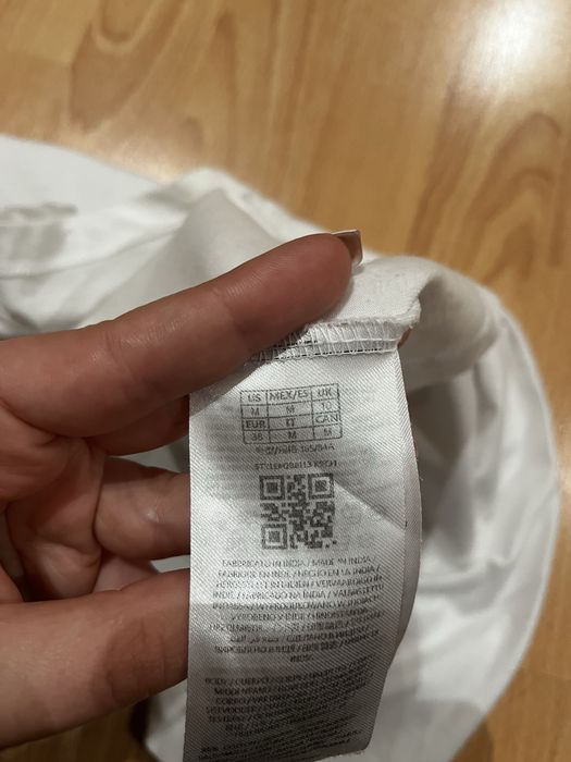 Оригинална дамска тениска Guess носена