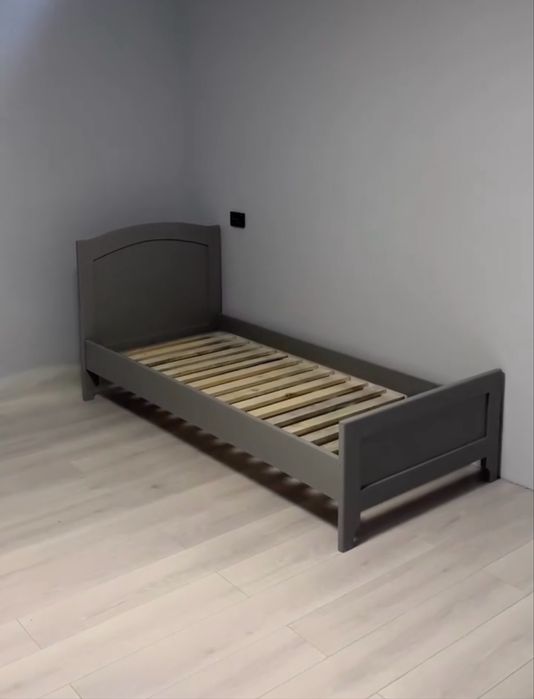 Продается кровать с матрасом 90/200