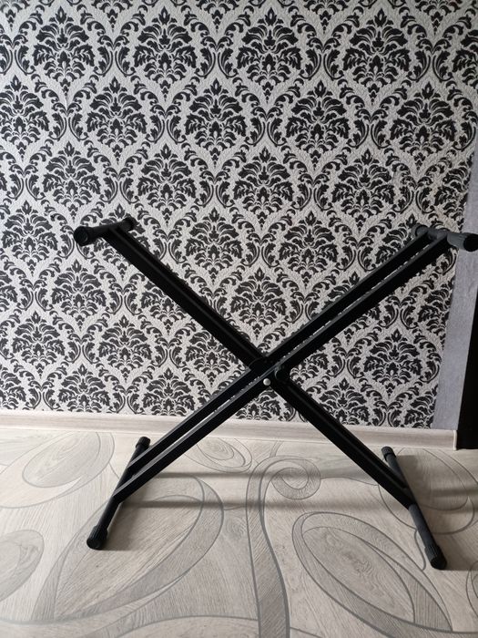 Продаю синтезатор Yamaha PSR - E373 с подставкой