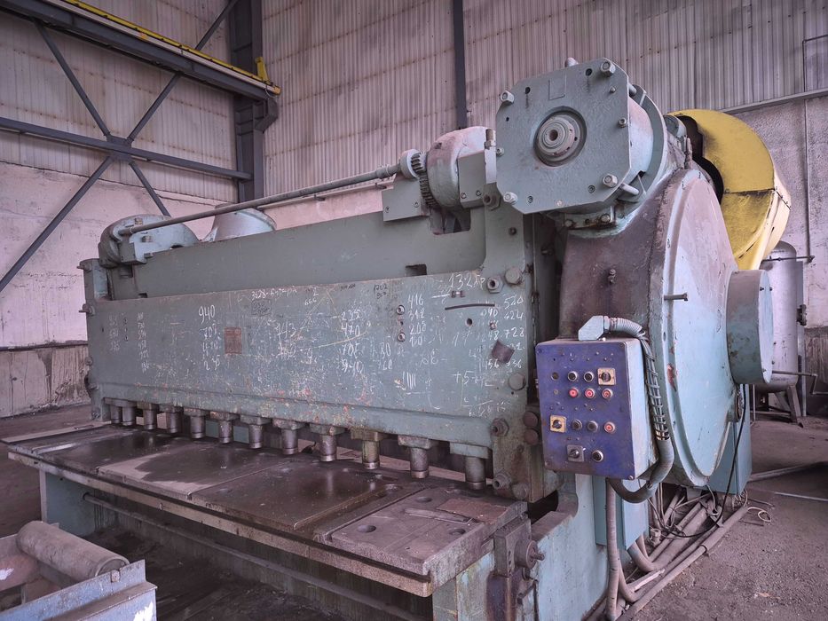 Гилотина за ламарина до 20мм.