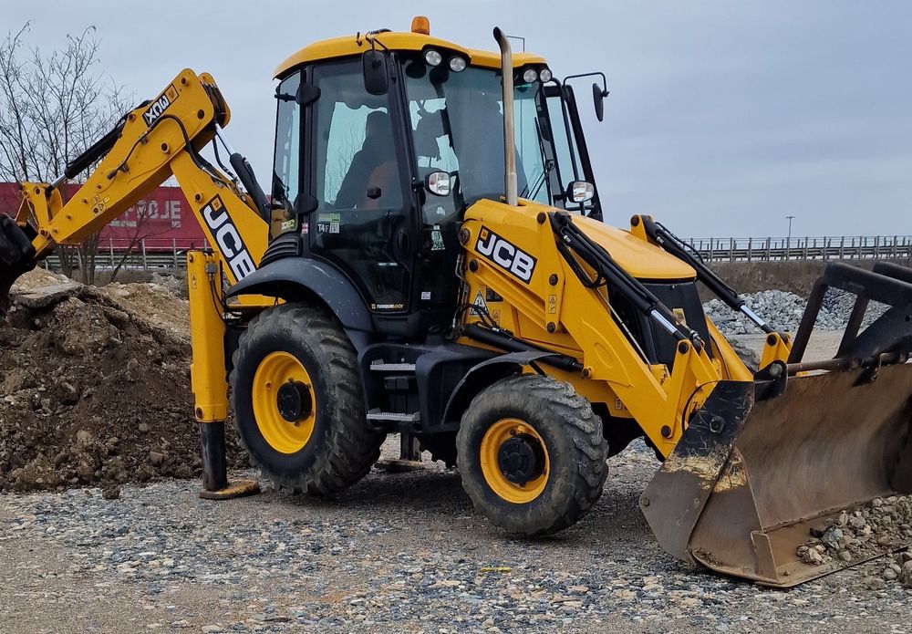 Inchiriez buldoexcavator  JCB 3CX model nou 2020, cu Picon Silented.