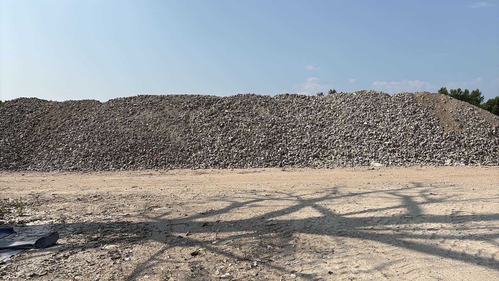 Трошен бетон минал през трошачка и пресевна машина