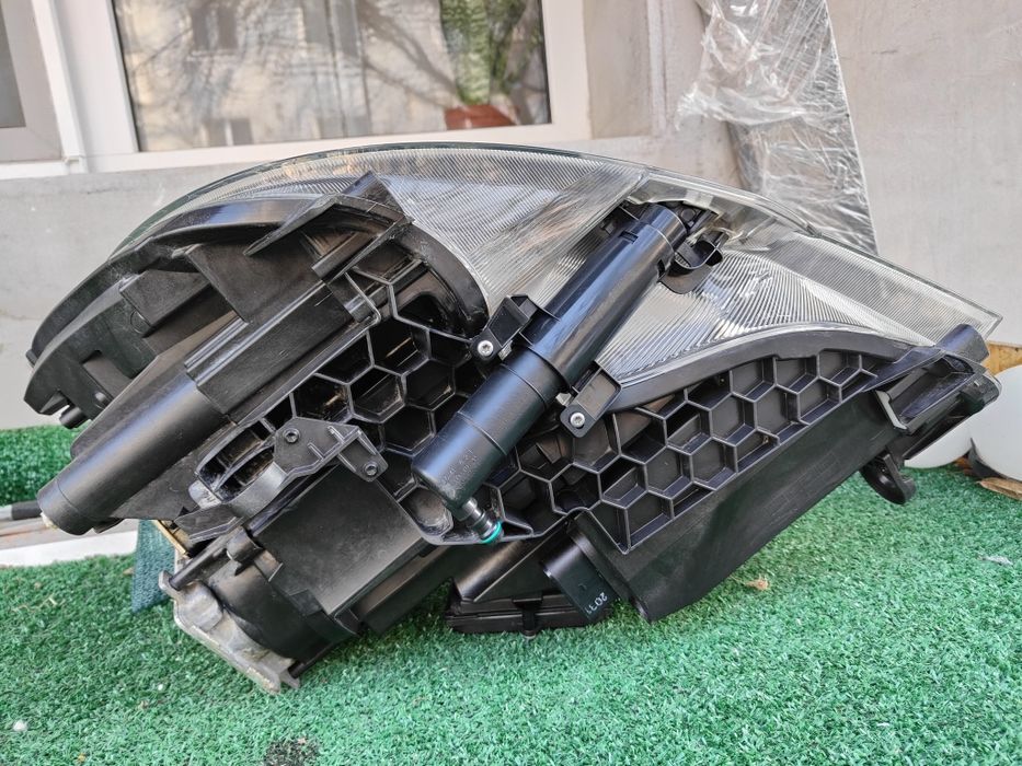 Far bi-xenon adaptiv Led Skoda Superb 2