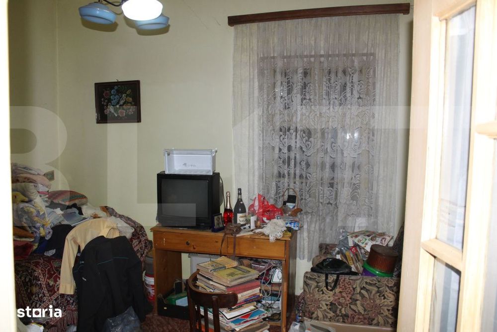Casa traditionala cu curte generoasa, in centrul localitatii Valcele