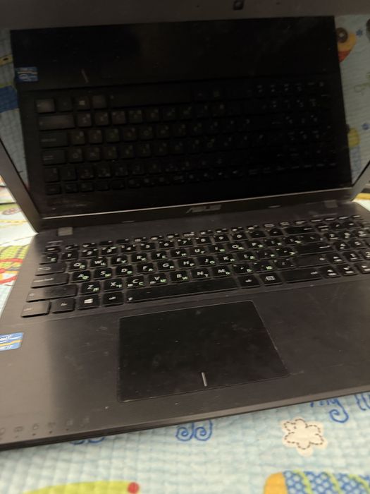 Ноутбук asus в рабочем состоянии.