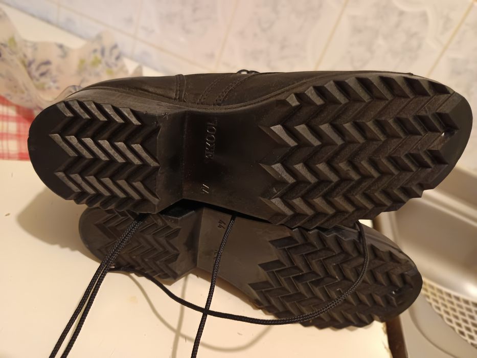 Vând ghete din piele.