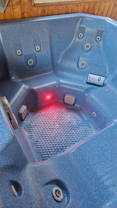 Vănd jacuzzi  in stare bună