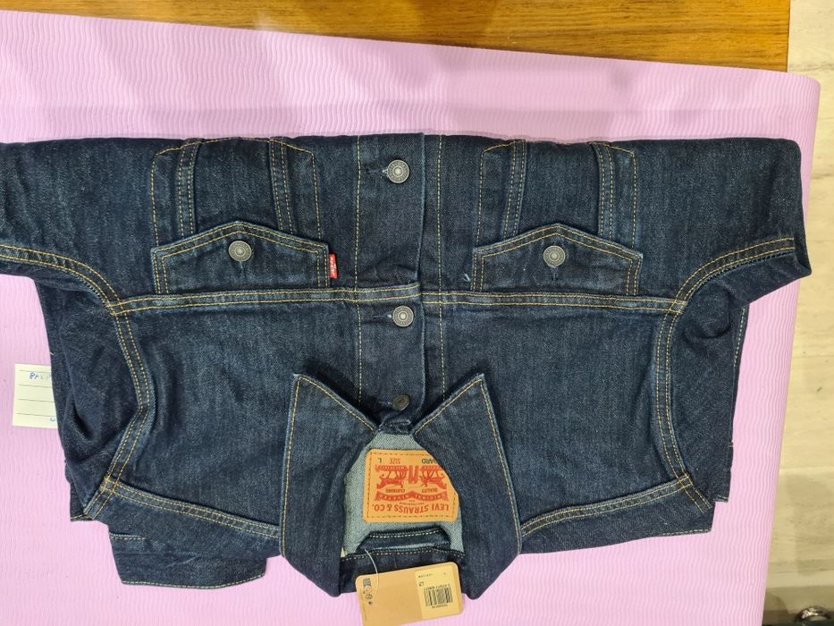 Джинсы и куртка Levi's.