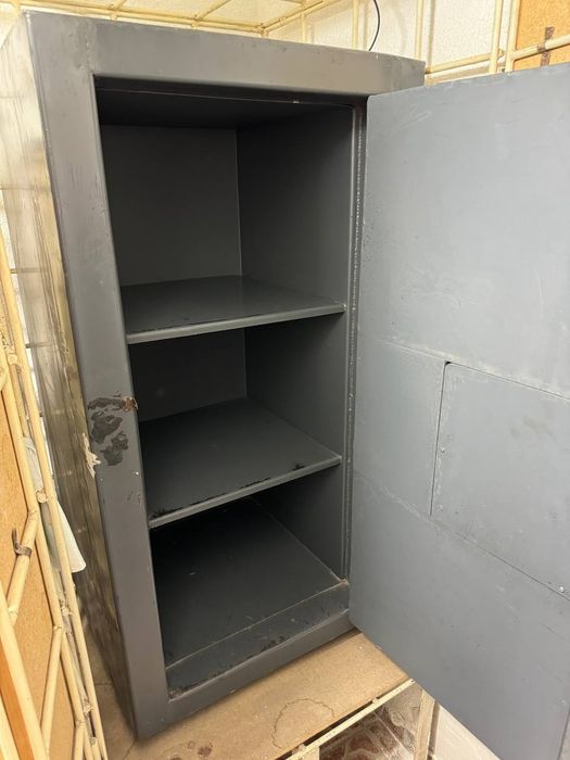 Сейф ,длина 110 см,  ширина 65  см