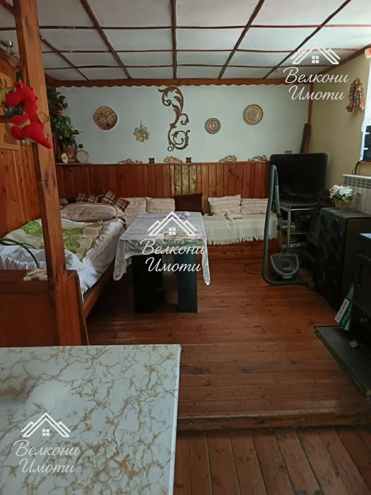 Ъглов парцел с къща в близост до центъра