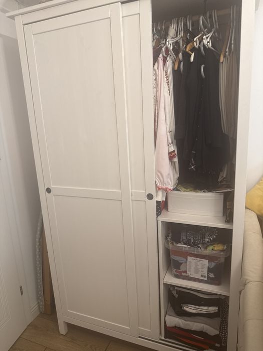 Vand dulap haine ikea alb de lemn 112x 198x 56 se vinde in Bistrita