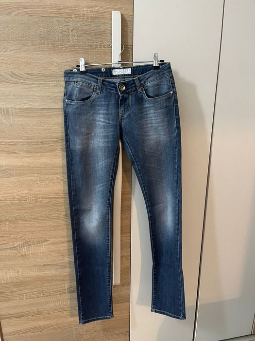Vand blugi jeans diverse modele stare foarte buna pentru femei
