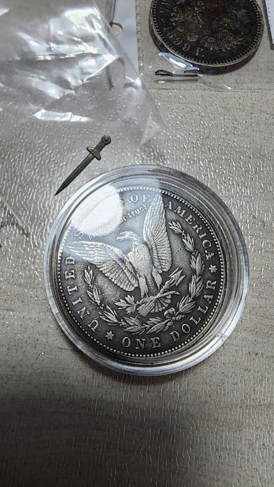 Редкая монета с механизмом.