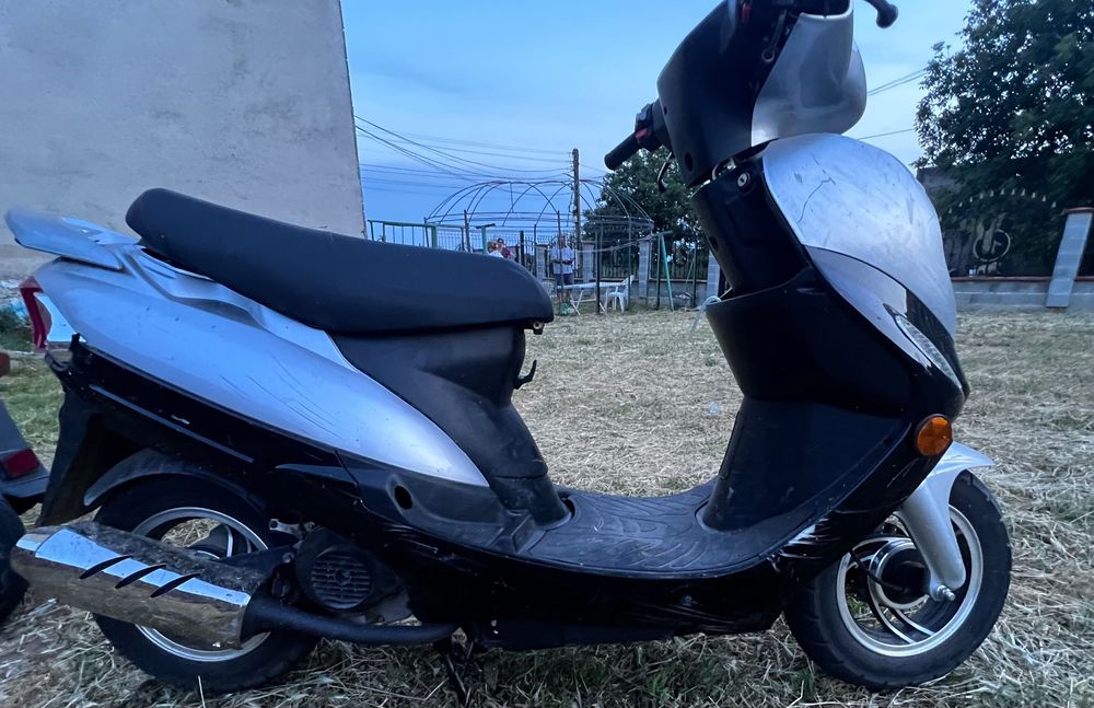 Продавам скутери белия е китайски със Suzuki 50