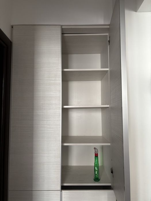 Dulap inalt cu rafturi ideal pentru bucatarie hol sau baie