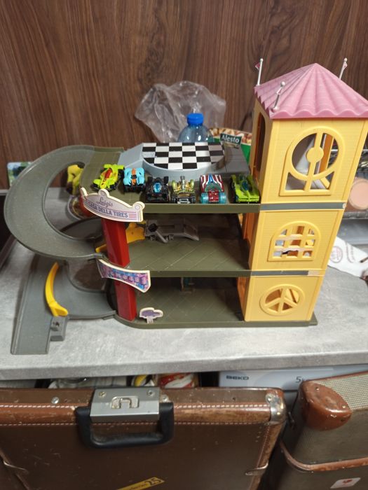 Детска писта гараж + 6 колички