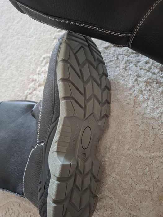 Продам новые рабочие сапоги 43 размера