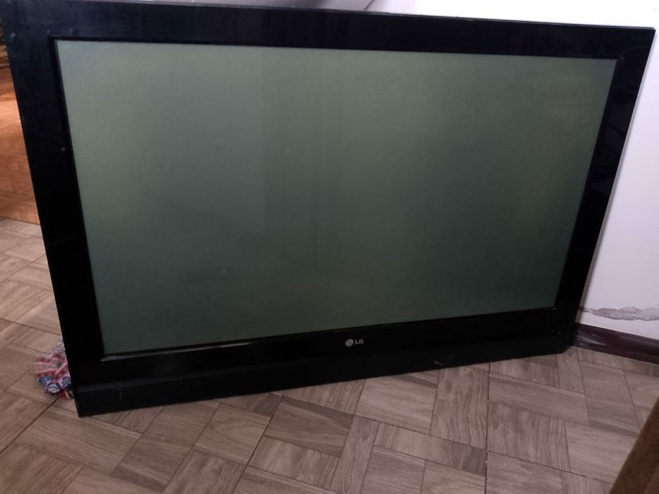 Продам срочно телевизор