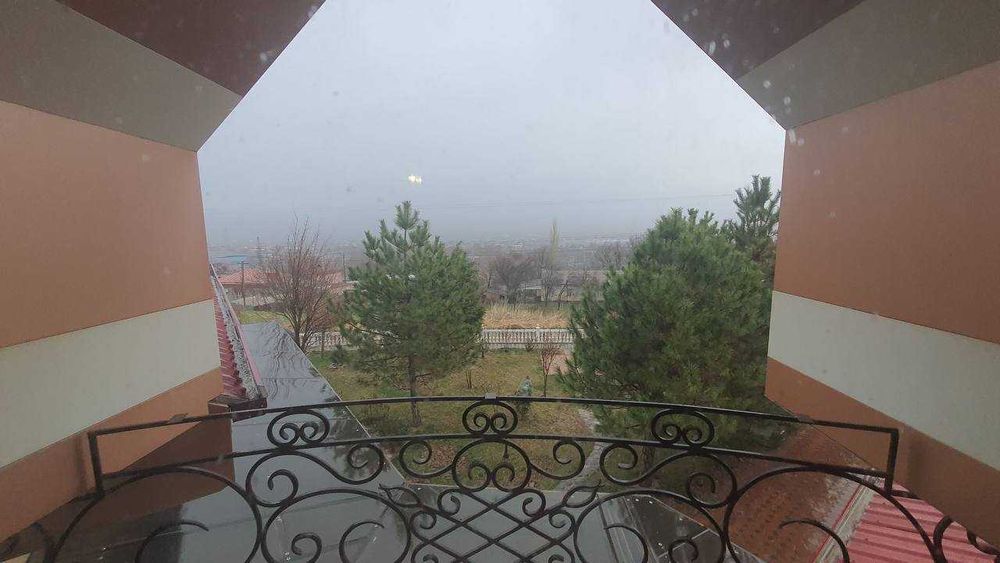 От города Чирчик 7км .Продам виллу на 16 сотках. Все коммуникации.