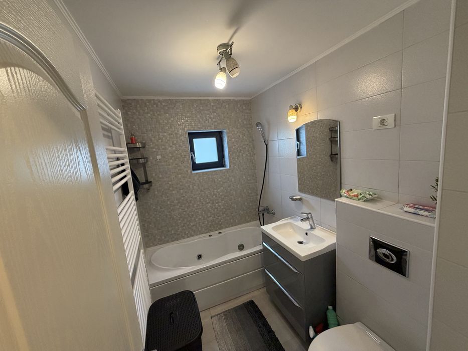 Apartament 3 camere, 2 bai, etaj 1, Maracineni blocuri, zona Zaris