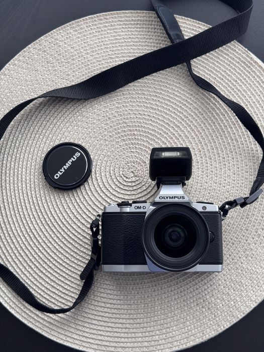 Vand kit foto: 1 body si 3 obiective Olympus