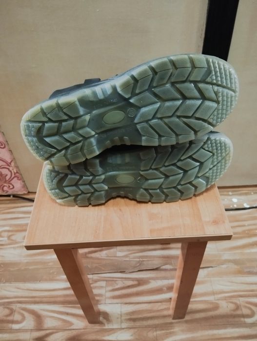 Рабочие сапоги с защитой.