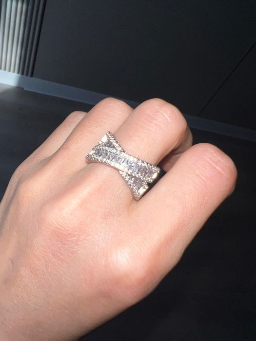 Кольцо со стразами новое