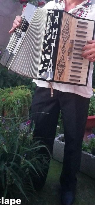 Se vinde acordeon weltmeister  cu 80 Basi 5registre la clape prețul este 2000 roni fără schimburi nu trimit prin curier îl dau doar în Neamț