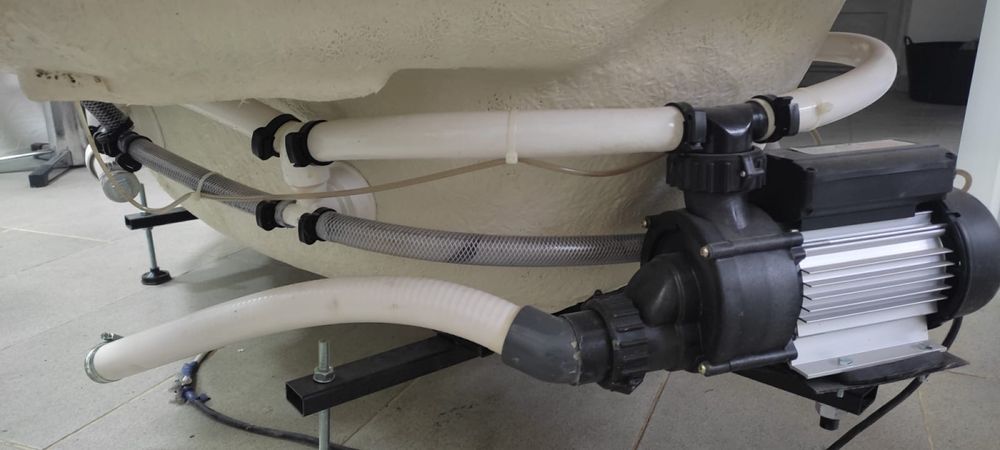 Cada baie cu hidromasaj asimetrica pe colt