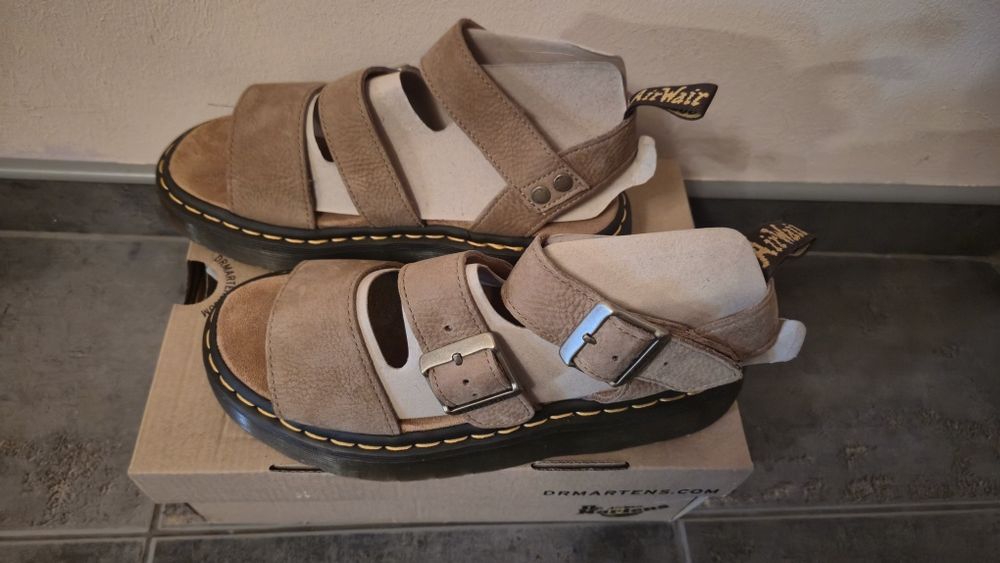 Sandale Dr. Martens Gryphon nubuc maro – marimea 39