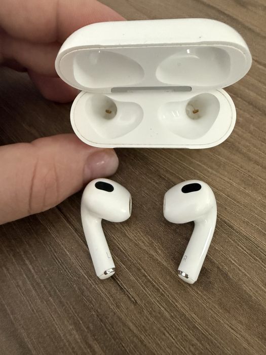 Apple AirPods с MagSafe кейс + ПОДАРЪК светещо безжично зарядно