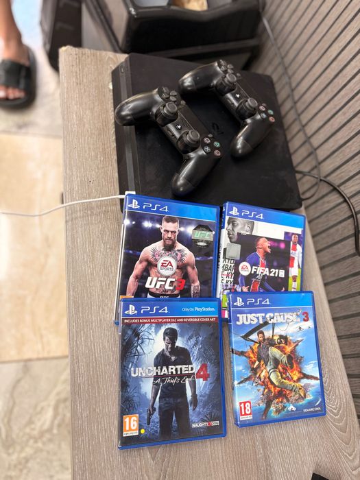 PS 4 Slim 1 TB 2 Controllers 10 games