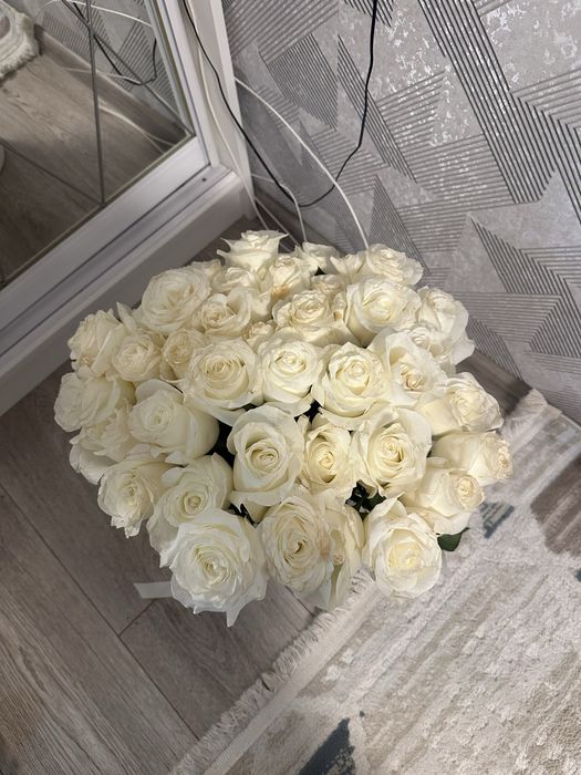 Коробка из 35 белых роз