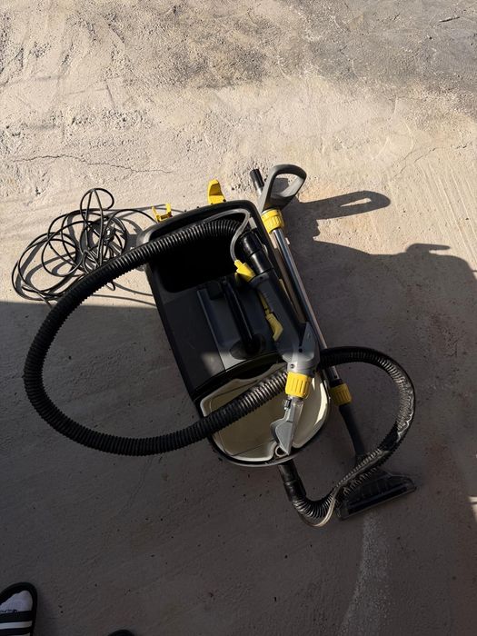 Aspirator Karcher profesional Puzzi 10/1
