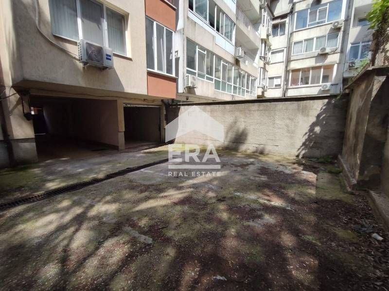Ексклузивни партерен гараж и открито паркомясто за продажба, в тухлена