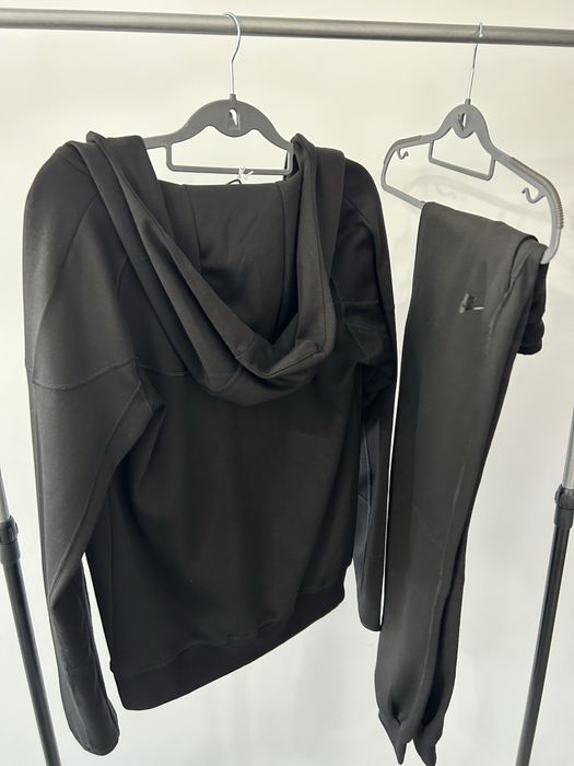 Nike tech negru.