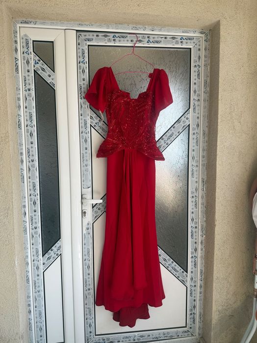 Луксозна червена рокля с ръчно шити пайети, баска и шлейф, размер 38